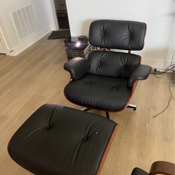 Echter Lederspeiser mit osmanischer, klassischer Lounge -Stuhl der Mitte des Jahrhunderts