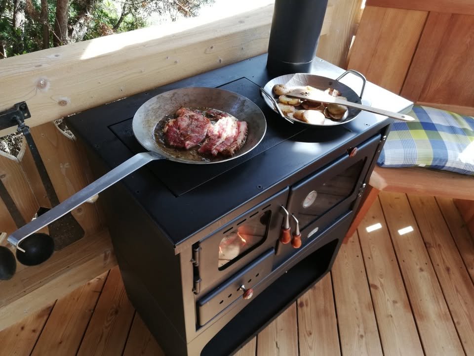 Wood-burning stove for solid fuel. 10 kW heat output. Oven